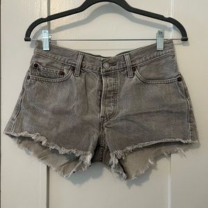 Gray Levi’s shorts